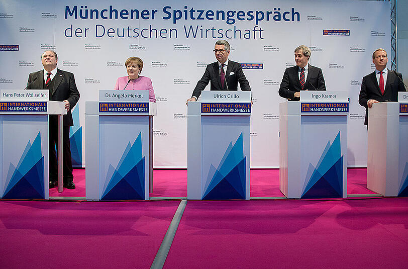 Der Präsident des Zentralverbandes des Deutschen Handwerks (ZDH) Peter Wollseifer (l-r), Bundeskanzlerin Angela Merkel (CDU), der Präsident des Bundesverbandes der Deutschen Industrie (BDI) Ulrich Grillo, der Präsident der Bundesvereinigung der Deutschen Arbeitgeberverbände (BDA) Ingo Kramer und der Präsident des Deutschen Industrie- und Handelskammertages (DIHK) Eric Schweitzer am Freitag beim Spitzengespräch der deutschen Wirtschaft im Rahmen der Heim- und Handwerkmesse in München.