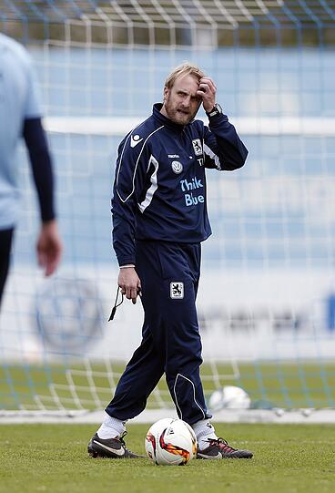 Er packte sofort mit an: Daniel Bierofka soll als Nachfolger von Benno Möhlmann den abstiegsgefährdeten TSV 1860 vor dem Abstieg in die Drittklassigkeit bewahren. Die Bilder.