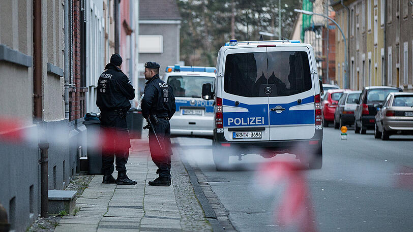 Polizeibeamte stehen in Herne (Nordrhein-Westfalen) auf der gesperrten Bismarckstraße. Der mutmaßliche Mörder des 9-jährigen Jaden, Marcel H., hatte sich am Abend des 09.03. in einem Imbiss in der Nähe der Polizei gestellt und die Ermittler zu einem Feuer in der Bismarckstraße geführt, in dem die Fahnder die Leiche eines Mannes fanden.