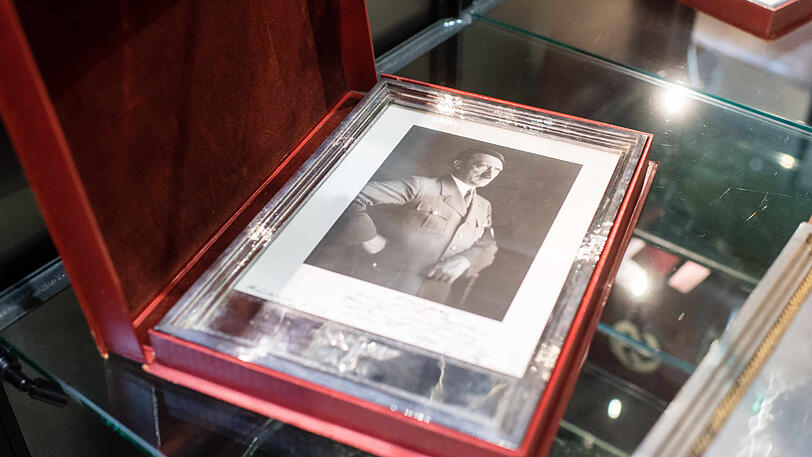 Ein silberner Geschenkrahmen mit einem Porträt Adolf Hitlers.