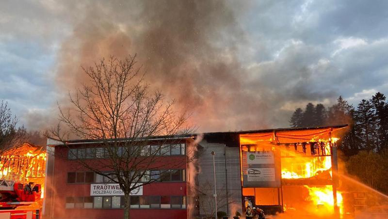 Feuerwehrleute löschen einen Firmenkomplex in Achberg, der in voller Ausdehnung brennt. Foto: Benjamin Liss/dpa Feuerwehrleute löschen einen Firmenkomplex in Achberg, der in voller Ausdehnung brennt. Foto: Benjamin Liss/dpa