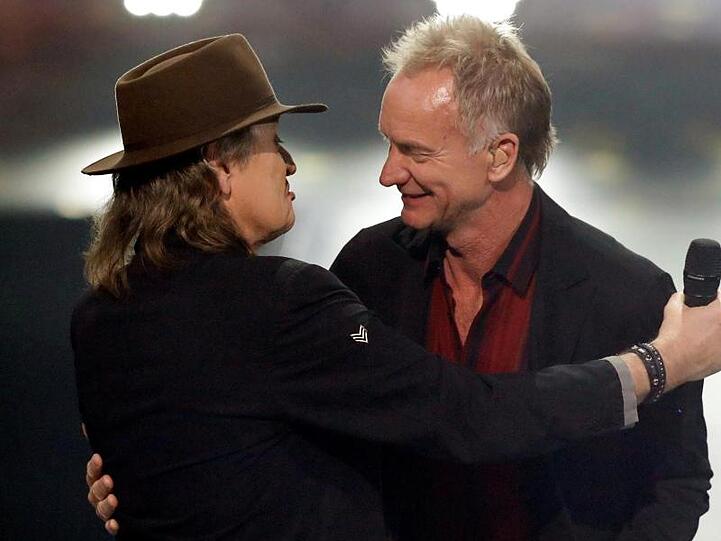 Sting (r) erhält den Preis in der Kategorie Lebenswerk "Hero Award" beim International Music Award (IMA) von Udo Lindenberg (l).
