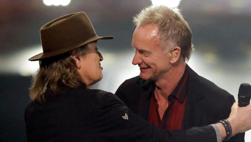 Sting (r) erhält den Preis in der Kategorie Lebenswerk "Hero Award" beim International Music Award (IMA) von Udo Lindenberg (l). Sting (r) erhält den Preis in der Kategorie Lebenswerk "Hero Award" beim International Music Award (IMA) von Udo Lindenberg (l).