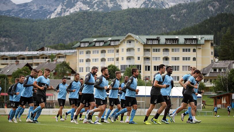Lockeres Anschwitzen im Schatten der Kalkalpen: Die Löwen beim ersten Training am Donnerstagnachmittag in Windischgarsten.