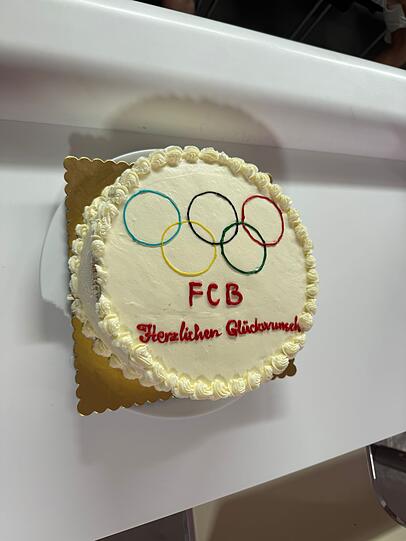 Diese Torte wurde Bayerns Neuzugang Michael Olise für den Gewinn der Silbermedaille bei Olympia geschenkt.