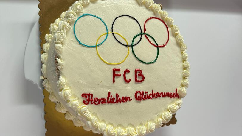 Diese Torte wurde Bayerns Neuzugang Michael Olise für den Gewinn der Silbermedaille bei Olympia geschenkt. Diese Torte wurde Bayerns Neuzugang Michael Olise für den Gewinn der Silbermedaille bei Olympia geschenkt.