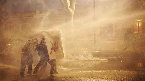 Die Ordnungskr&auml;fte setzten Tr&auml;nengas und Wasserwerfer ein.