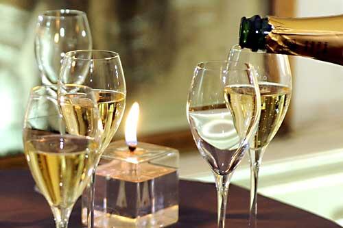 12 Flaschen Prosecco bestellte der Mann - und stahl die Geldbörse