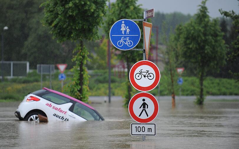 Kopfüber in die Fluten: Ein Auto bei Rosenheim.