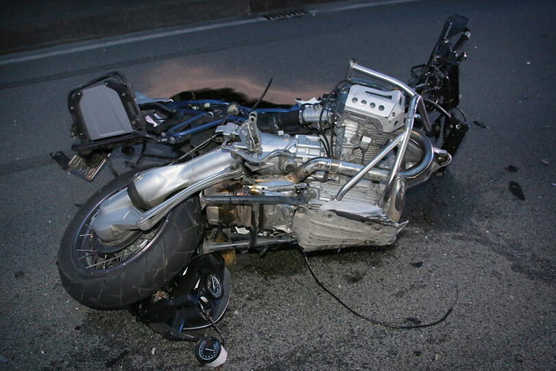 Schwerer Unfall: Ein Motorradfahrer krachte in ein entgegenkommendes Auto.