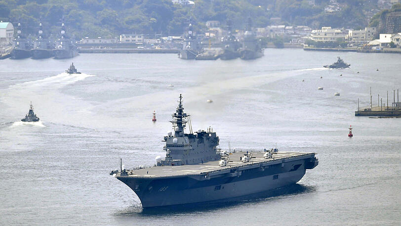 Japans Helikopterträger "Izumo" verlässt den Hafen von Yokosuka.