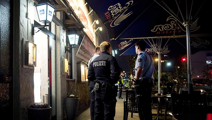 Im Keller des Restaurants in Köln hat die Polizei zwei Leichen gefunden.