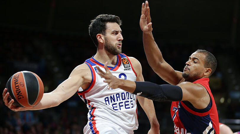 Im Hinspiel zu stark: Anadolu Efes Istanbul mit Vasilje Micic - hier im Duell mit Bayern-Spieler Alex King (rechts).