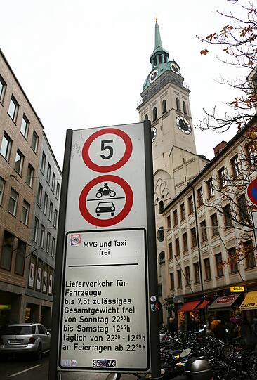 Wo heute noch zahlreiche Taxis, Busse und Räder verkehren sollen scohn bald nur noch Fußgänger gehen dürfen. Hier soll die Fußgängerzone künftig verlaufen, die Bilder.