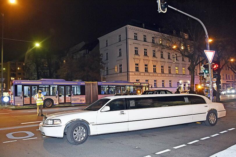In der Blumenstraße hat es am Samstagabend heftig geknallt - die Bilder von der Unfallstelle.