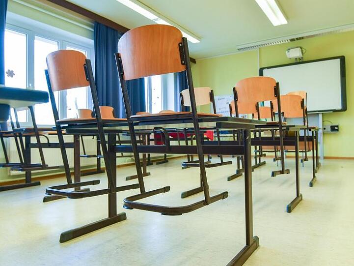 In einem leeren Unterrichtsraum stehen die Stühle auf den Tischen. Foto: Patrick Pleul/dpa-Zentralbild/dpa/Symbolbild