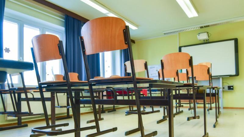 In einem leeren Unterrichtsraum stehen die Stühle auf den Tischen. Foto: Patrick Pleul/dpa-Zentralbild/dpa/Symbolbild In einem leeren Unterrichtsraum stehen die Stühle auf den Tischen. Foto: Patrick Pleul/dpa-Zentralbild/dpa/Symbolbild