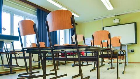In einem leeren Unterrichtsraum stehen die Stühle auf den Tischen. Foto: Patrick Pleul/dpa-Zentralbild/dpa/Symbolbild
