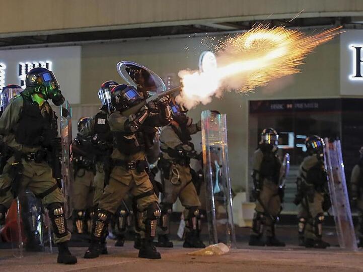 Polizisten feuern am Wochenende in Hongkong Tränengas auf Demonstranten.