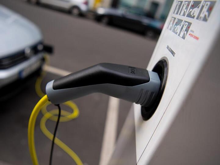Ein Auto wird an einer Ladesäule für Elektrofahrzeuge geladen. Foto: Monika Skolimowska/Archiv