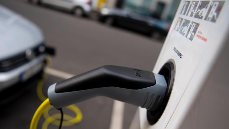 Ein Auto wird an einer Ladesäule für Elektrofahrzeuge geladen. Foto: Monika Skolimowska/Archiv Ein Auto wird an einer Ladesäule für Elektrofahrzeuge geladen. Foto: Monika Skolimowska/Archiv