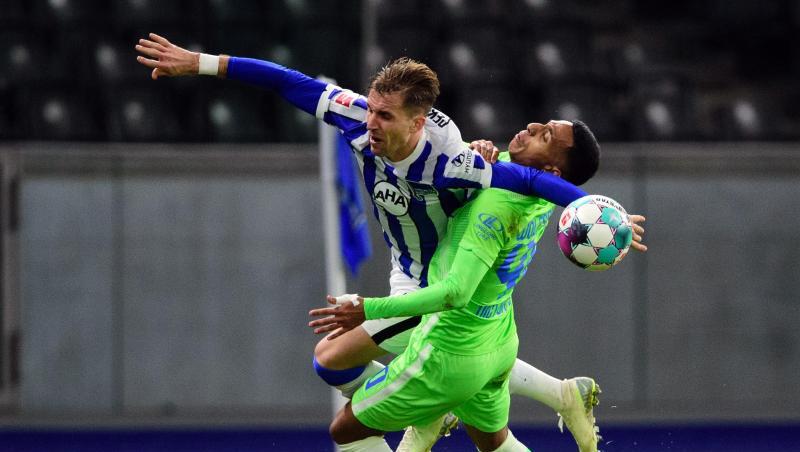 Peter Pekarik (l) von Hertha und Joao Victor von Wolfsburg kämpfen um den Ball. Peter Pekarik (l) von Hertha und Joao Victor von Wolfsburg kämpfen um den Ball.