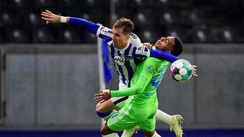 Peter Pekarik (l) von Hertha und Joao Victor von Wolfsburg kämpfen um den Ball.