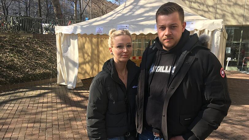 Schrecken in der Nacht: die Opfer Lena Spelhofer und Franz Xaver Freimuth vor dem Strafjustizzentrum.