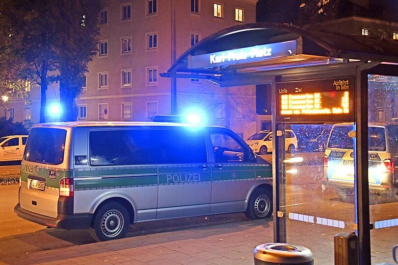 Ein Polizeiauto steht am Karl-Preis-Platz
