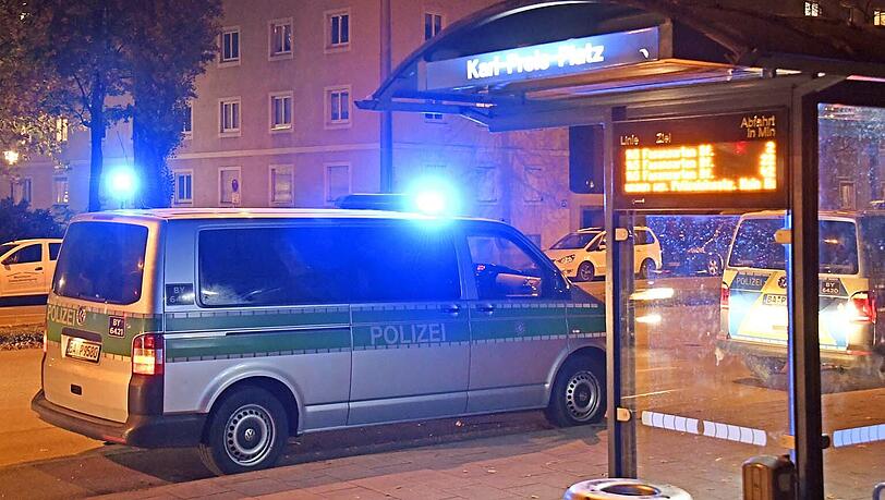 Ein Polizeiauto steht am Karl-Preis-Platz.