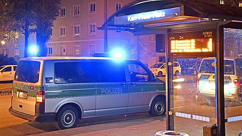 Ein Polizeiauto steht am Karl-Preis-Platz.