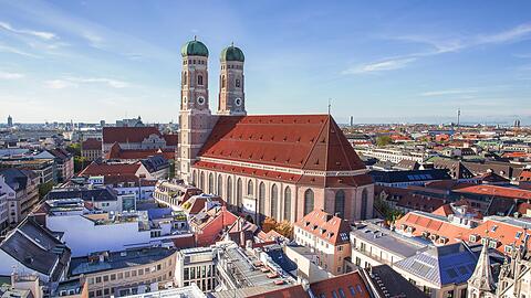 Sie geben die Größe vor: Gebäude in München sollen die Türme der Frauenkirche nicht überragen. Einige Gebäude tun das allerdings schon.