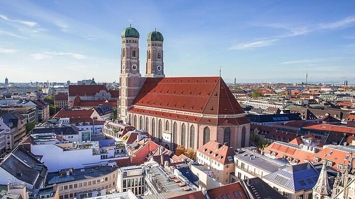 Am Münchner Landgericht muss sich ein Mann wegen Vandalismus an der Frauenkirche verantworten. (Symbolbild)