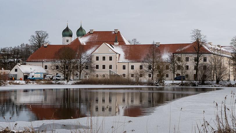 Schnee liegt zum Auftakt der Winterklausur der CSU-Landesgruppe im Bundestag vor dem Kloster Seeon.