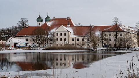 Schnee liegt zum Auftakt der Winterklausur der CSU-Landesgruppe im Bundestag vor dem Kloster Seeon.