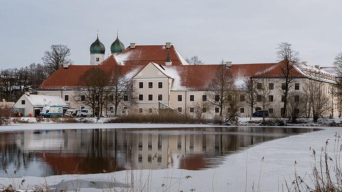 Schnee liegt zum Auftakt der Winterklausur der CSU-Landesgruppe im Bundestag vor dem Kloster Seeon.