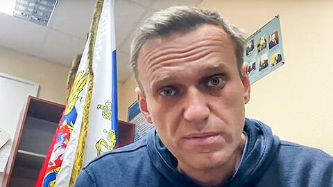 Das Videostandbild des Youtube-Kanals "Navalny Life" zeigt den Kremlkritiker Alexej Nawalny im Januar 2021 in einer Polizeistation in Chimki im Moskauer Gebiet. Jetzt ist er tot.