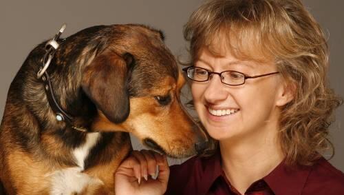 Mischlingshund Siska und die künftige Münchner Stadträtin Bettina Messinger (SPD). Mischlingshund Siska und die künftige Münchner Stadträtin Bettina Messinger (SPD).