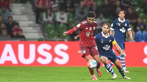 Bayerns Malik Tillmann (l) kämpft gegen Alexander Arnhold vom Bremer SV um den Ball.