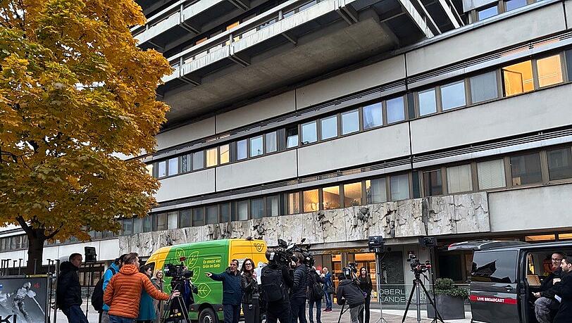 82 Journalisten haben sich für den Prozess akkreditiert: von Innsbruck bis angeblich Abu Dhabi, heißt es. 82 Journalisten haben sich für den Prozess akkreditiert: von Innsbruck bis angeblich Abu Dhabi, heißt es.