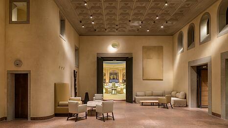 Modern, ruhig, imposant: So pr&auml;sentiert sich die neu gestaltete Lobby des Bayerischen Hofs.