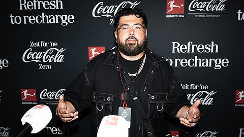 Rapper Summer Cem ist begeisterter Fu&szlig;ball-Fan.