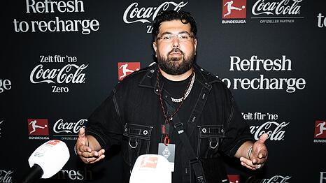 Rapper Summer Cem ist begeisterter Fu&szlig;ball-Fan.