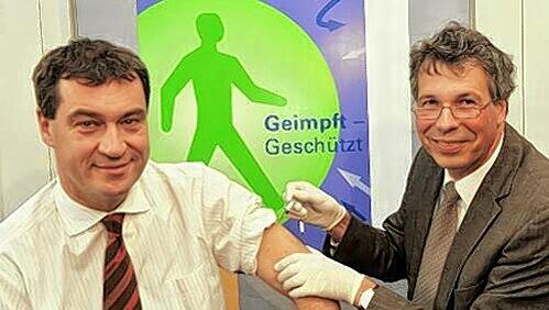 Jetzt piekt’s gleich ein bisschen: Landesarzt Andreas Zapf impft „Lebensminister“ Markus Söder. Jetzt piekt’s gleich ein bisschen: Landesarzt Andreas Zapf impft „Lebensminister“ Markus Söder.