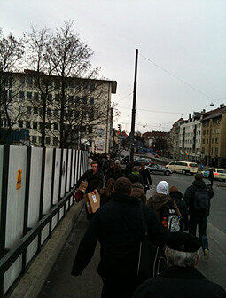 Pendler per pedes: Fahrgäste laufen am Montagmorgen auf der Friedenheimer Brücke in Richtung Tram.