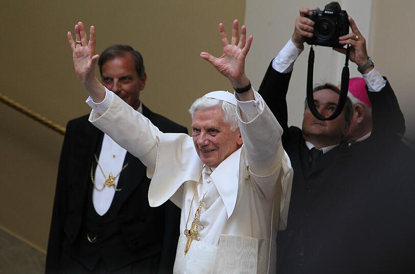 Volksmusikanten, Trachtler und Gebirgsschützen haben für Papst Benedikt XVI. einen bayerischen Festabend in der päpstlichen Sommerresidenz in Castel Gandolfo veranstaltet.