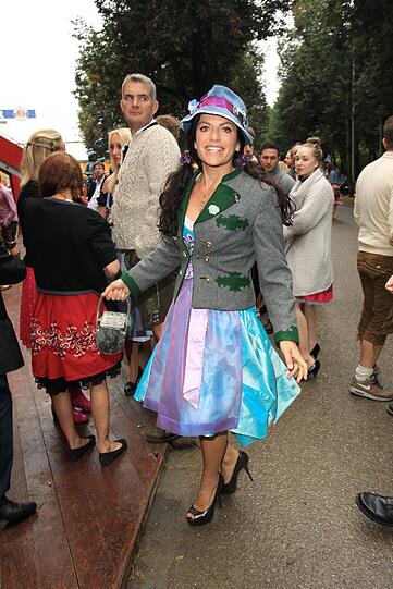 Promis präsentieren ihre Trachten auf der Wiesn 2012
