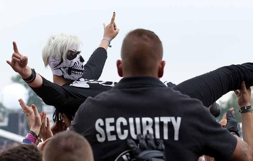 Wet T-Shirts, wilde Rocker, schräge Outfits: So verrückt war das Wacken-Festival 2011. wir zeigen die besten Bilder. EInfach weiterklicken!