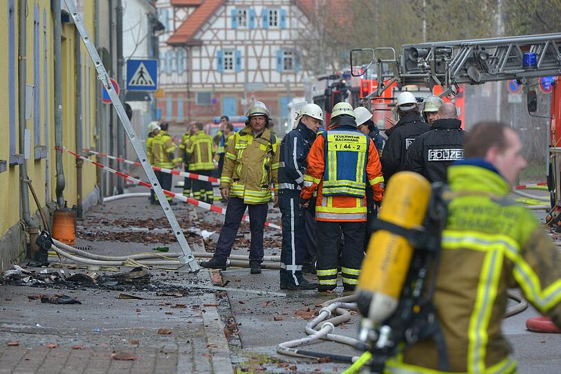 In den Flammen kamen mindestens acht Menschen ums Leben. Die Bilder von den Löscharbeiten.