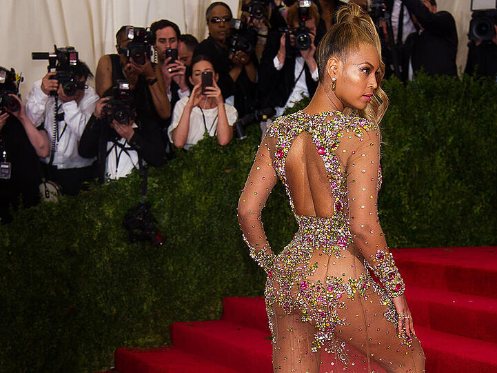 Konkurrenz bekam sie auf dem roten Teppich von Sängerin Beyoncé (34), die mit diesem durchsichtigen Kleid die Blicke auf sich zieht. Die entscheidenden Stellen der komplett transparenten Robe von Givenchy werden nur von Goldglitzer bedeckt.